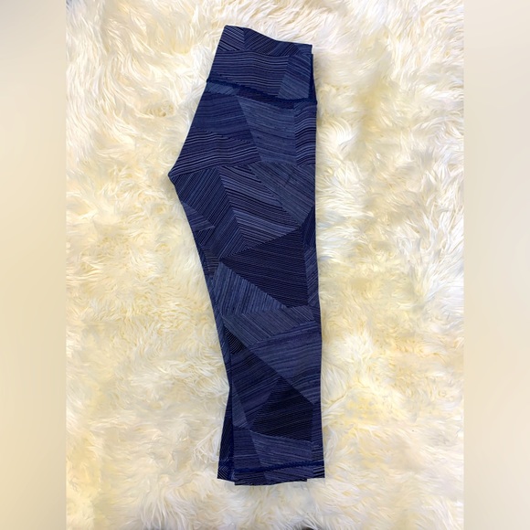 Lululemon crop leggings Size 10 - Picture 2 of 4